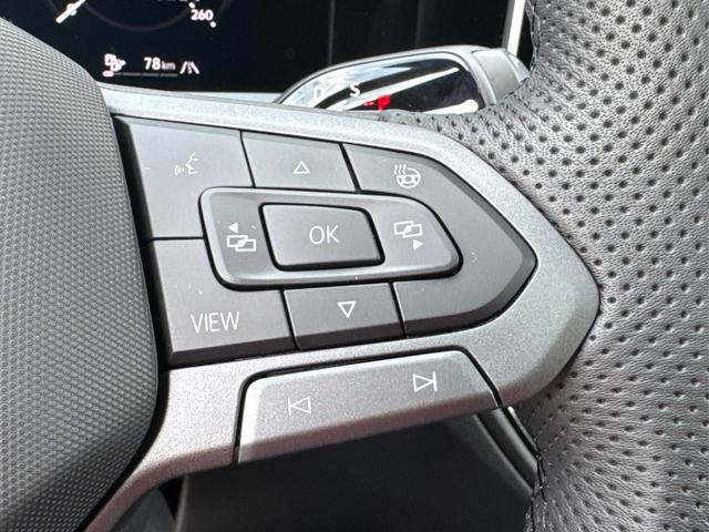 Volkswagen / Tayron / Schwarz / / / PLUG-IN+PANO+AHK+HuD+MATRIX+360 KAM+20ALU+ACC+eHK+BLACK STYLE, Beispielbilder, ggf. teilweise mit Sonderausstattung