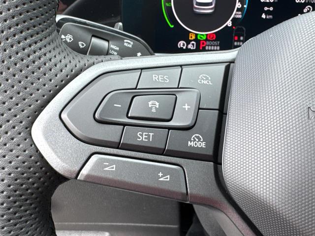 Volkswagen / Tayron / Schwarz / / / PLUG-IN+PANO+AHK+HuD+MATRIX+360 KAM+20ALU+ACC+eHK+BLACK STYLE, Beispielbilder, ggf. teilweise mit Sonderausstattung