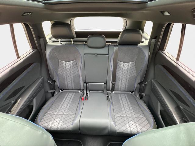 Volkswagen / Tayron / Schwarz / / / PLUG-IN+PANO+AHK+HuD+MATRIX+360 KAM+20ALU+ACC+eHK+BLACK STYLE, Beispielbilder, ggf. teilweise mit Sonderausstattung