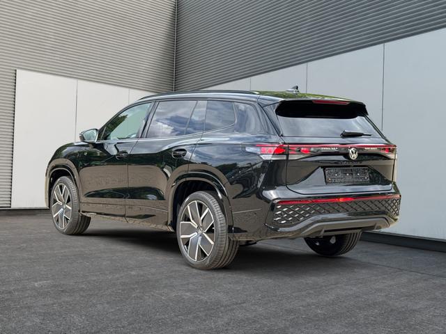 Volkswagen / Tayron / Schwarz / / / PLUG-IN+PANO+AHK+HuD+MATRIX+360 KAM+20ALU+ACC+eHK+BLACK STYLE, Beispielbilder, ggf. teilweise mit Sonderausstattung