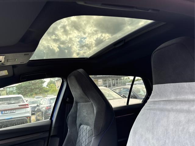 Volkswagen / Golf / Blau / / / PANO+LED-PLUS+ACC+SHZ+KEYLESS+KAMERA+18 ALU, Beispielbilder, ggf. teilweise mit Sonderausstattung