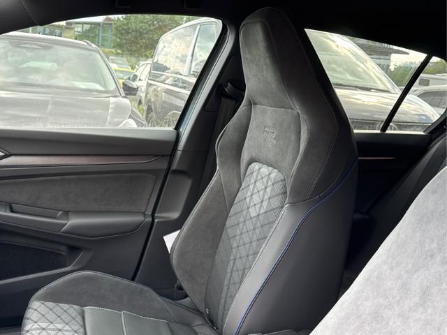 Volkswagen / Golf / Grau / / / PANO+LED-PLUS+ACC+SHZ+KEYLESS+KAMERA+18 ALU, Beispielbilder, ggf. teilweise mit Sonderausstattung