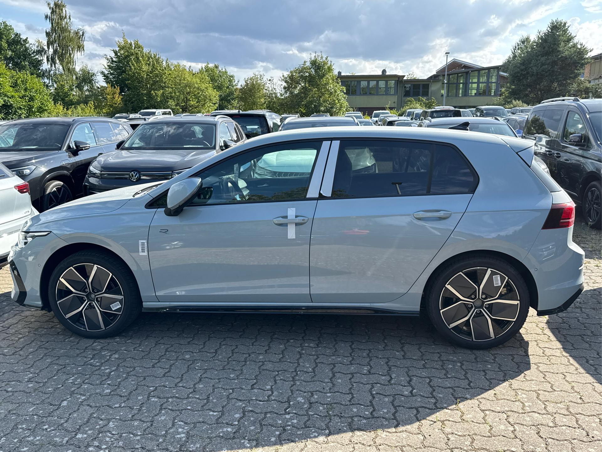 Volkswagen / Golf / Blau /  /  / LED-PLUS+ACC+SHZ+KEYLESS+KAMERA+18 ALU