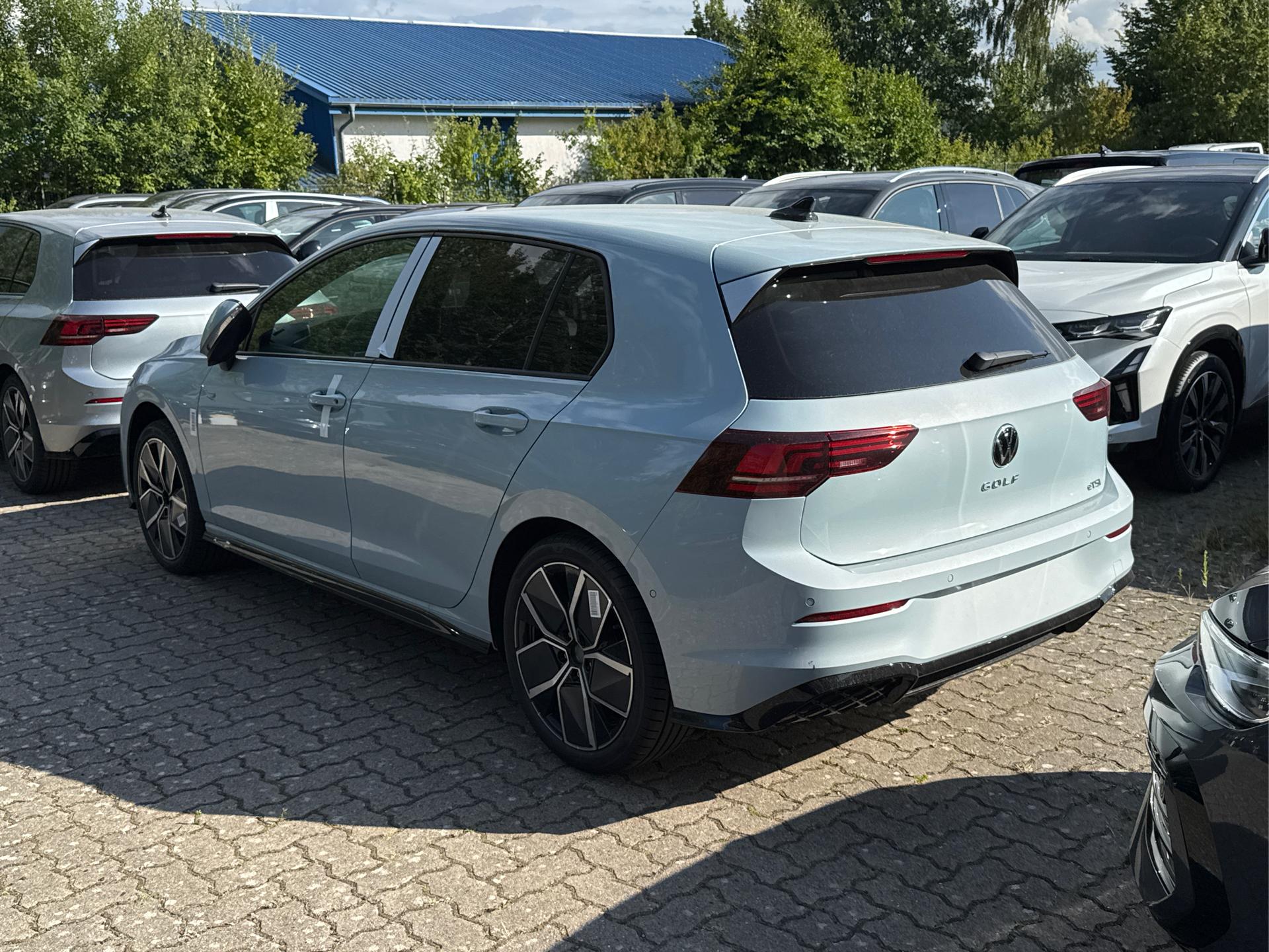 Volkswagen / Golf / Blau /  /  / LED-PLUS+ACC+SHZ+KEYLESS+KAMERA+18 ALU