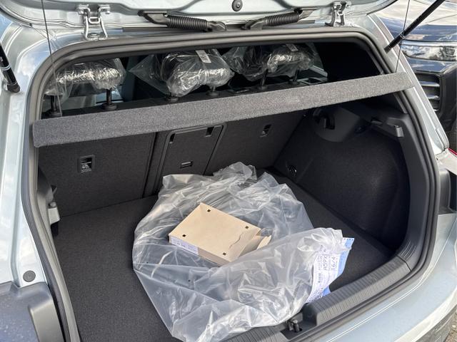 Volkswagen / Golf / Silber / / / LED-PLUS+ACC+SHZ+KEYLESS+KAMERA+18 ALU, Beispielbilder, ggf. teilweise mit Sonderausstattung