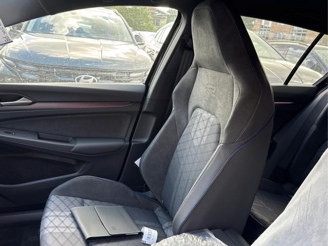 Volkswagen / Golf / Schwarz / / / LED-PLUS+ACC+SHZ+KEYLESS+KAMERA+18 ALU, Beispielbilder, ggf. teilweise mit Sonderausstattung
