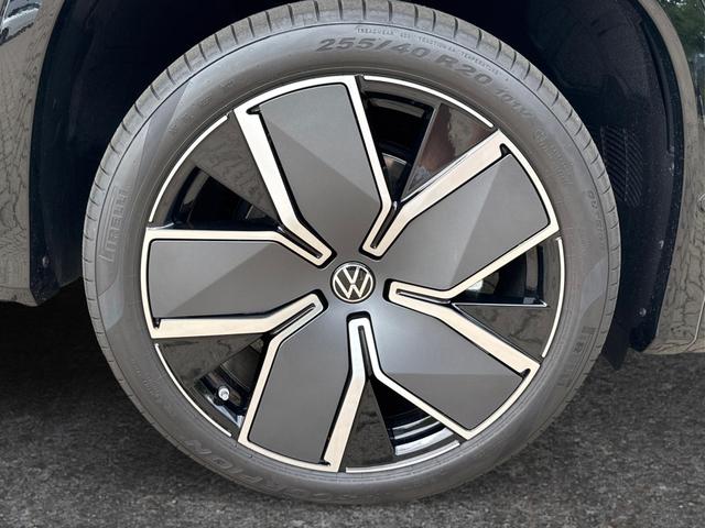 Volkswagen / Tayron / Schwarz / / / PLUG-IN+PANO+AHK+HuD+MATRIX+360 KAM+20ALU+ACC+eHK+BLACK STYLE, Beispielbilder, ggf. teilweise mit Sonderausstattung