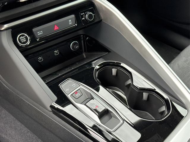 Audi / Q5 / Wei&szlig; / / / QUATTRO+NAVI+KAMERA+AHK+SHZ+PDC+ACC
