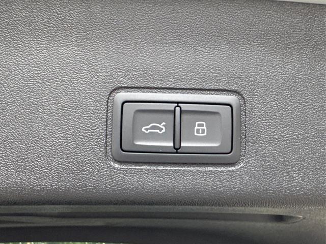 Audi / Q3 / Grau / / / KAMERA+NAVI+PDC+EL.HECKKL.+LED+17LM