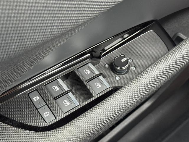 Audi / Q3 / Grau / / / KAMERA+NAVI+PDC+EL.HECKKL.+LED+17LM