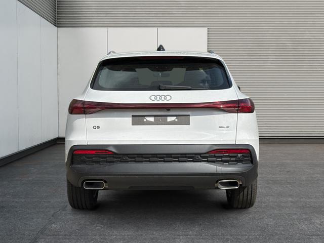 Audi / Q5 / Wei&szlig; / / / QUATTRO+AHK+NAVI+KAMERA+SHZ+PDC+ACC
