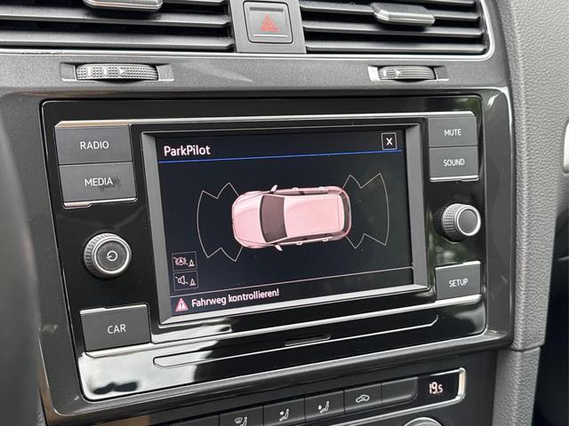 Volkswagen / Golf / Schwarz / / / PDC+TEMPOMAT+CLIMATRONIC