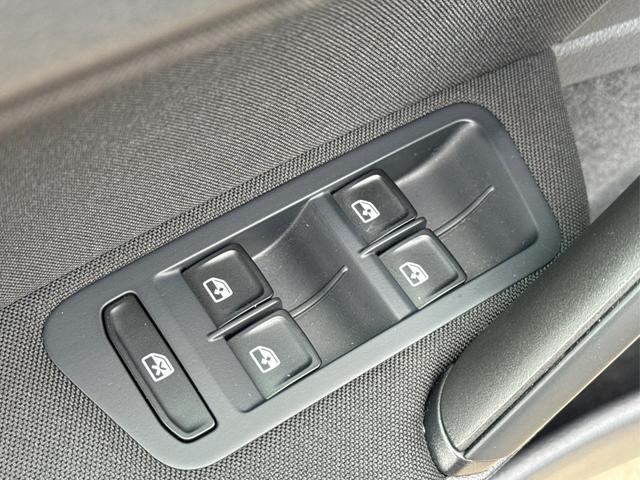 Volkswagen / Golf / Schwarz / / / PDC+TEMPOMAT+CLIMATRONIC