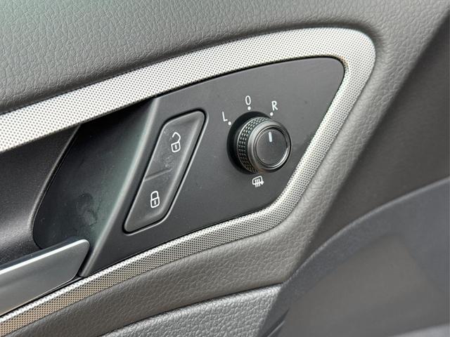Volkswagen / Golf / Schwarz / / / PDC+TEMPOMAT+CLIMATRONIC
