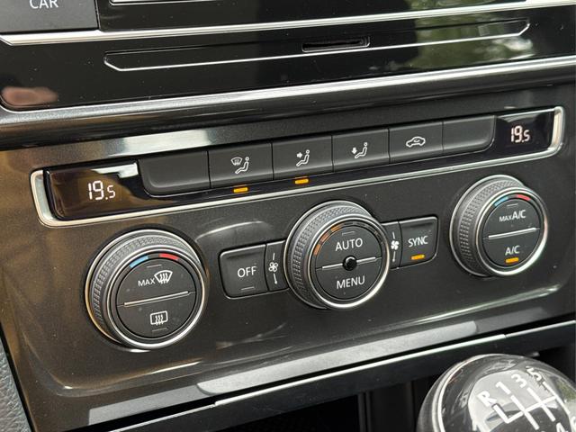 Volkswagen / Golf / Schwarz / / / PDC+TEMPOMAT+CLIMATRONIC