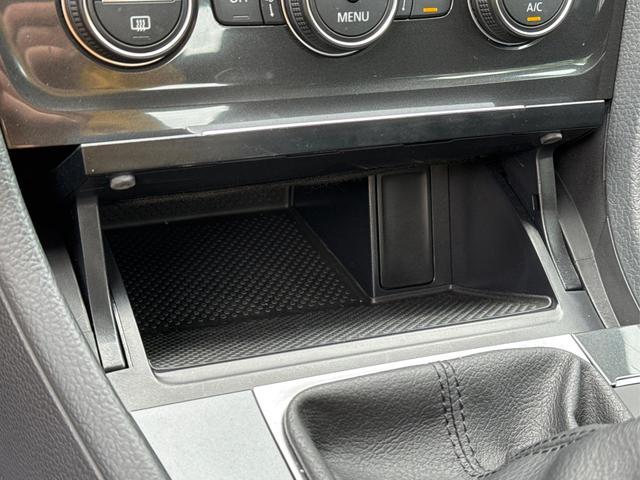 Volkswagen / Golf / Schwarz / / / PDC+TEMPOMAT+CLIMATRONIC