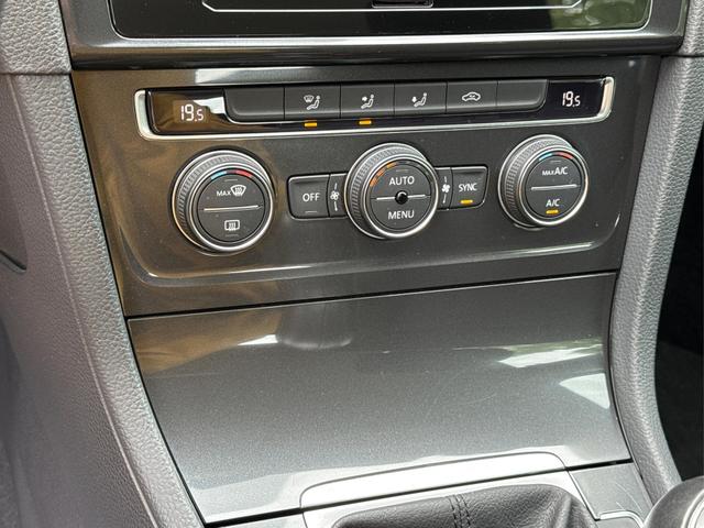 Volkswagen / Golf / Schwarz / / / PDC+TEMPOMAT+CLIMATRONIC