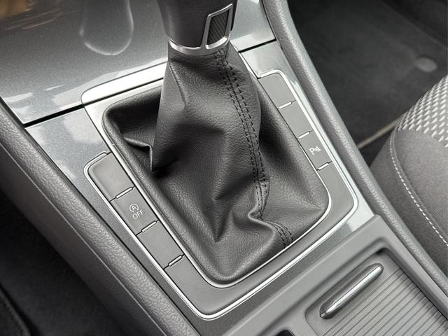 Volkswagen / Golf / Schwarz / / / PDC+TEMPOMAT+CLIMATRONIC