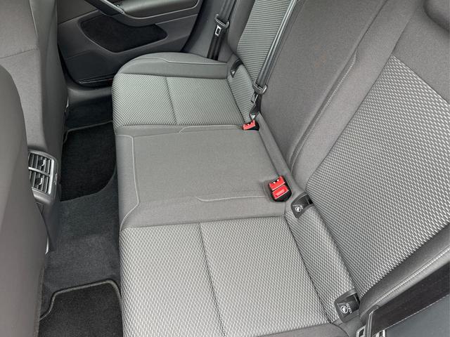 Volkswagen / Golf / Schwarz / / / PDC+TEMPOMAT+CLIMATRONIC