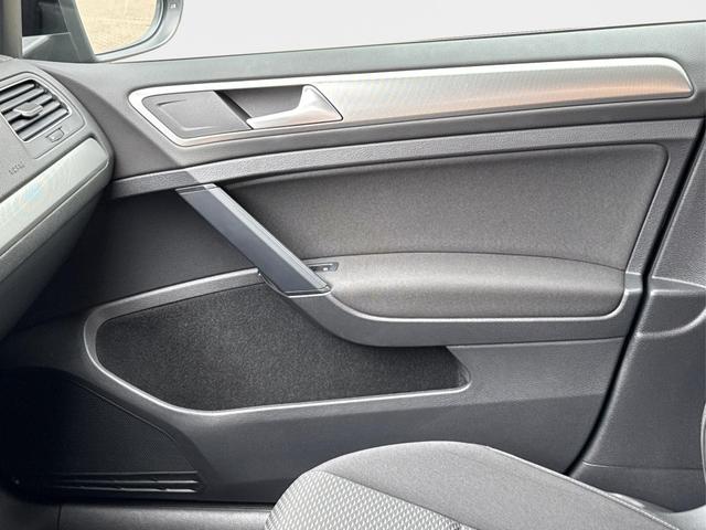 Volkswagen / Golf / Schwarz / / / PDC+TEMPOMAT+CLIMATRONIC