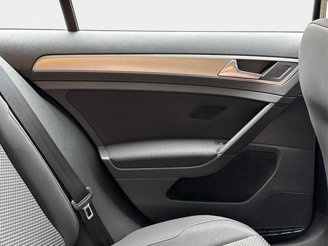 Volkswagen / Golf / Schwarz / / / PDC+TEMPOMAT+CLIMATRONIC