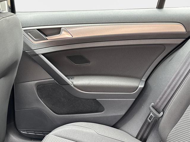 Volkswagen / Golf / Schwarz / / / PDC+TEMPOMAT+CLIMATRONIC