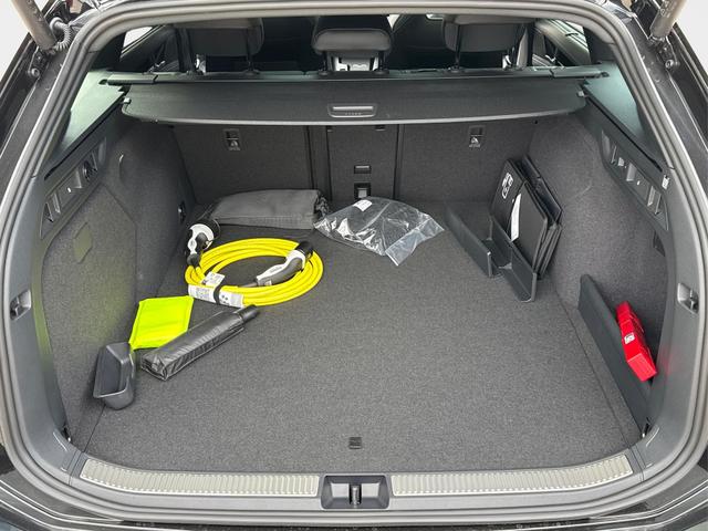 Volkswagen / Passat Variant / / / / LEDER+PANO+AHK+MATRIX+eHK+360 KAM+NAVI+HUD, Beispielbilder, ggf. teilweise mit Sonderausstattung