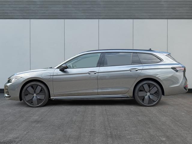 Volkswagen / Passat Variant / / / / LEDER+PANO+AHK+MATRIX+eHK+360 KAM+NAVI+HUD, Alle Fotos k&ouml;nnen Beispielbilder sein und aufpreispflichtige Extras enthalten, die genaue Ausstattung entnehmen Sie bitte dem Beschreibungstext. 