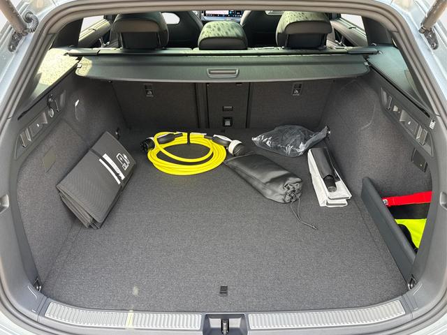 Volkswagen / Passat Variant / / / / LEDER+PANO+AHK+MATRIX+eHK+360 KAM+NAVI+HUD, Beispielbilder, ggf. teilweise mit Sonderausstattung