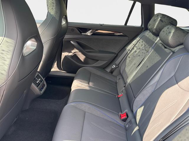 Volkswagen / Passat Variant / / / / LEDER+PANO+AHK+MATRIX+eHK+360 KAM+NAVI+HUD, Beispielbilder, ggf. teilweise mit Sonderausstattung