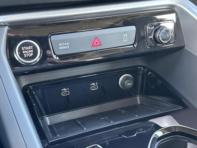 Audi / Q5 / Schwarz / / / QUATTRO+NAVI+KAMERA+AHK+PANO+SHZ+PDC+ACC