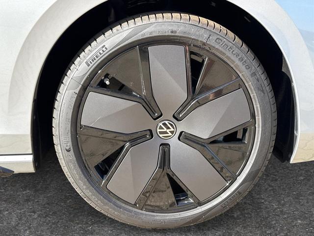 Volkswagen / Passat Variant / Silber / / / LEDER+PANO+AHK+MATRIX+eHK+360 KAM+NAVI+HUD, Beispielbilder, ggf. teilweise mit Sonderausstattung