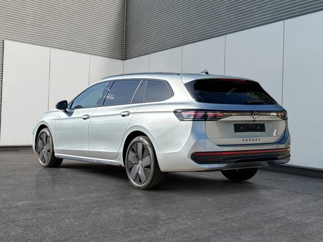Volkswagen / Passat Variant / Silber / / / LEDER+PANO+AHK+MATRIX+eHK+360 KAM+NAVI+HUD, Beispielbilder, ggf. teilweise mit Sonderausstattung