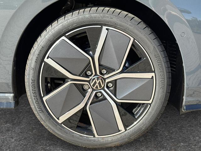 Volkswagen / Golf / Grau / / / PANO+LED-PLUS+ACC+SHZ+KEYLESS+KAMERA+18 ALU, Beispielbilder, ggf. teilweise mit Sonderausstattung