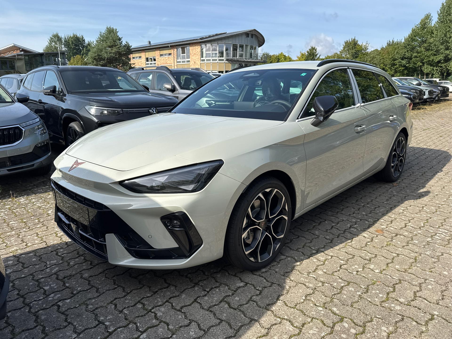 Cupra / Leon Sportstourer / Grau /  /  / ST 4x4 AHK+eHK+NAVI+ACC+SHZ+18 ALU+LED