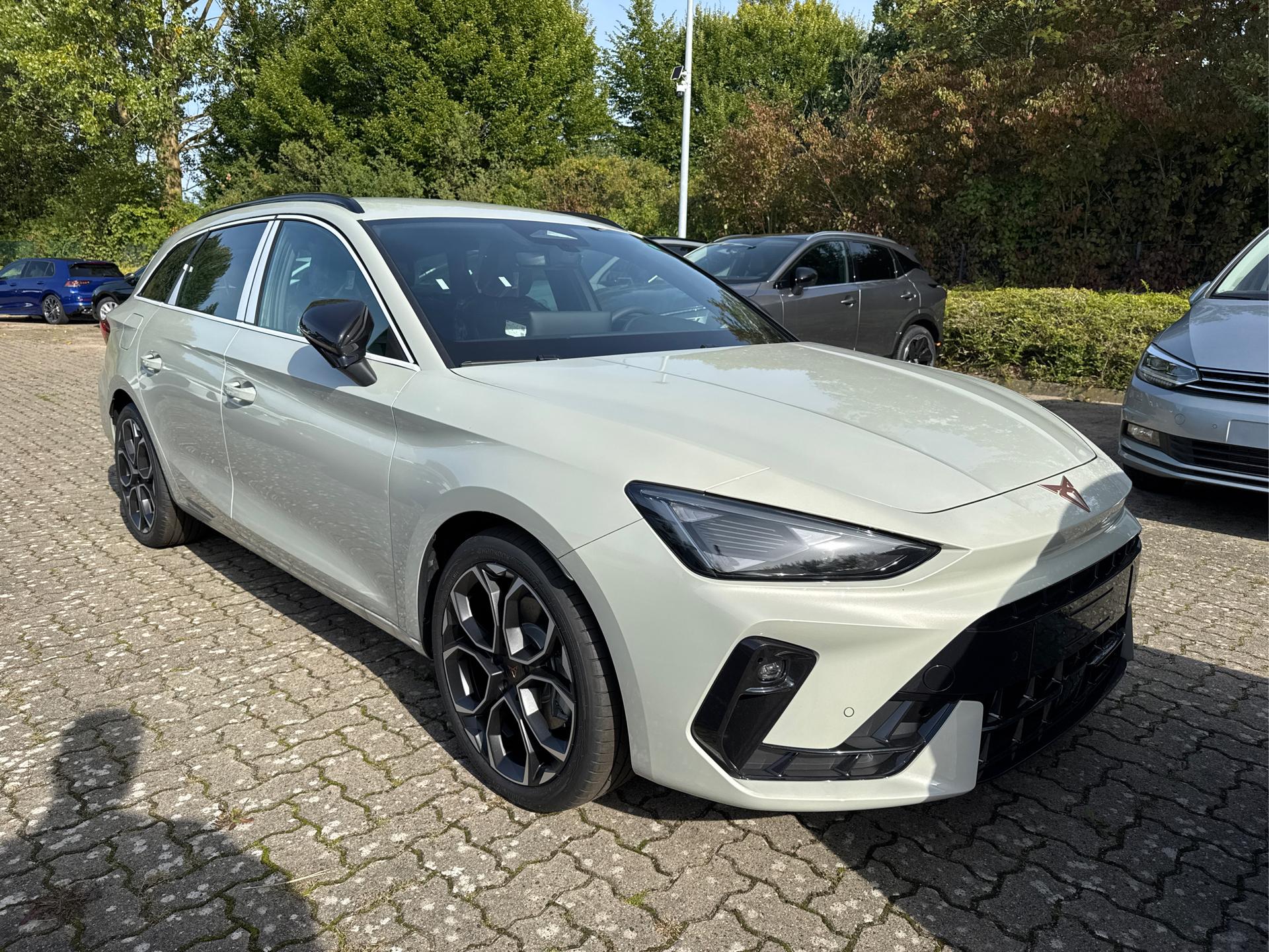 Cupra / Leon Sportstourer / Grau /  /  / ST 4x4 AHK+eHK+NAVI+ACC+SHZ+18 ALU+LED