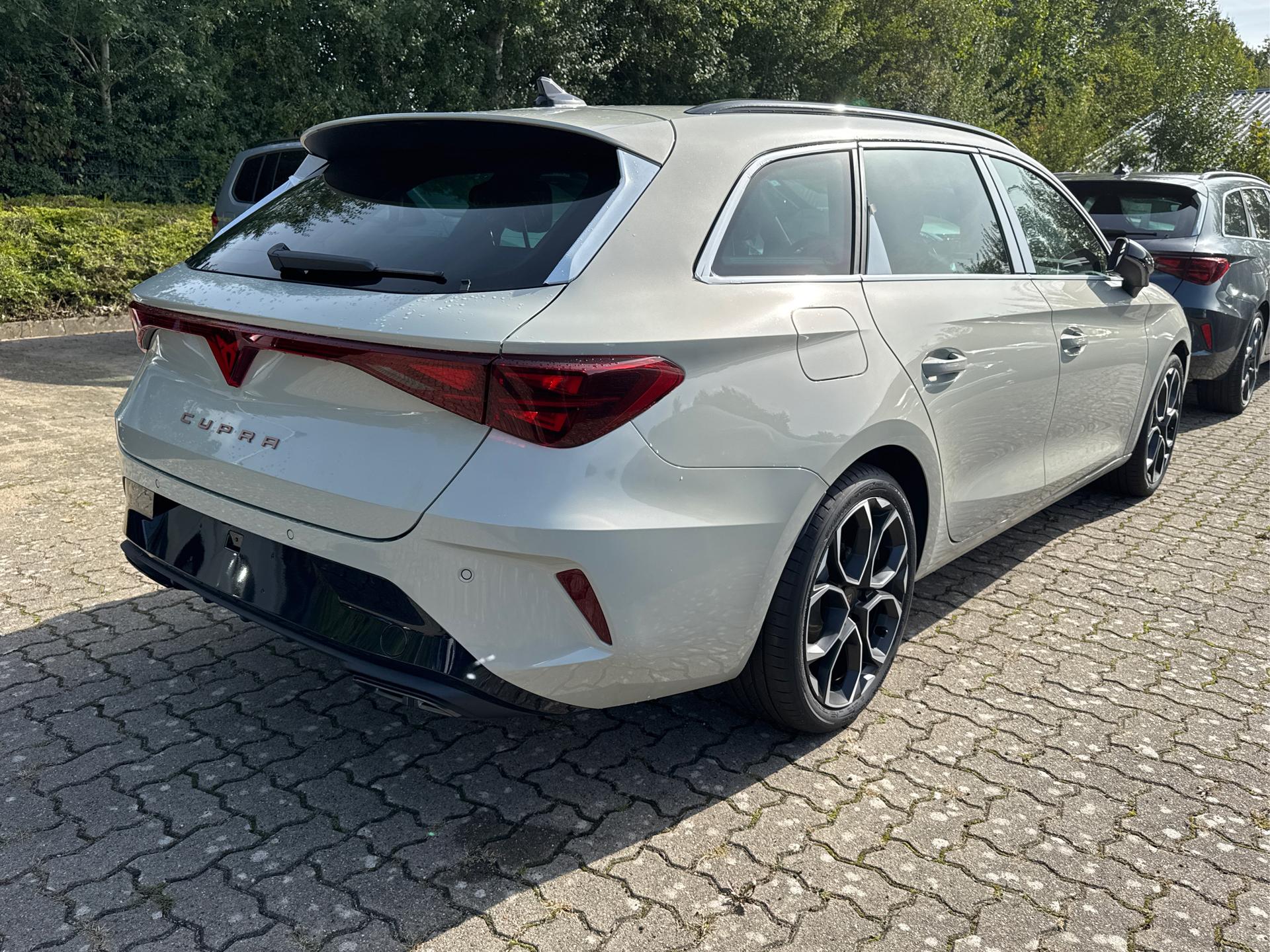 Cupra / Leon Sportstourer / Grau /  /  / ST 4x4 AHK+eHK+NAVI+ACC+SHZ+18 ALU+LED