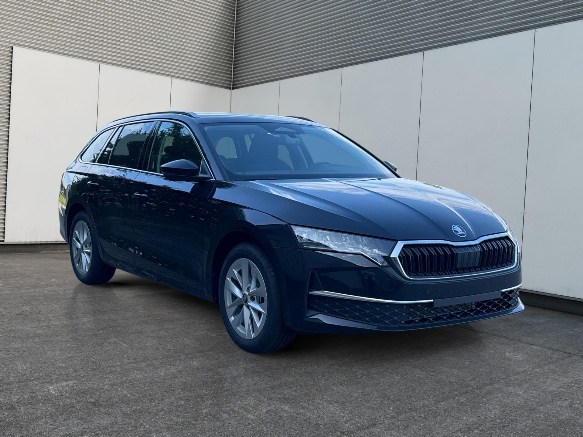 Skoda / Octavia Combi / Schwarz /  /  / ACC+AHK+eHK+KAM+PDC+LED+17 ALU+SHZ