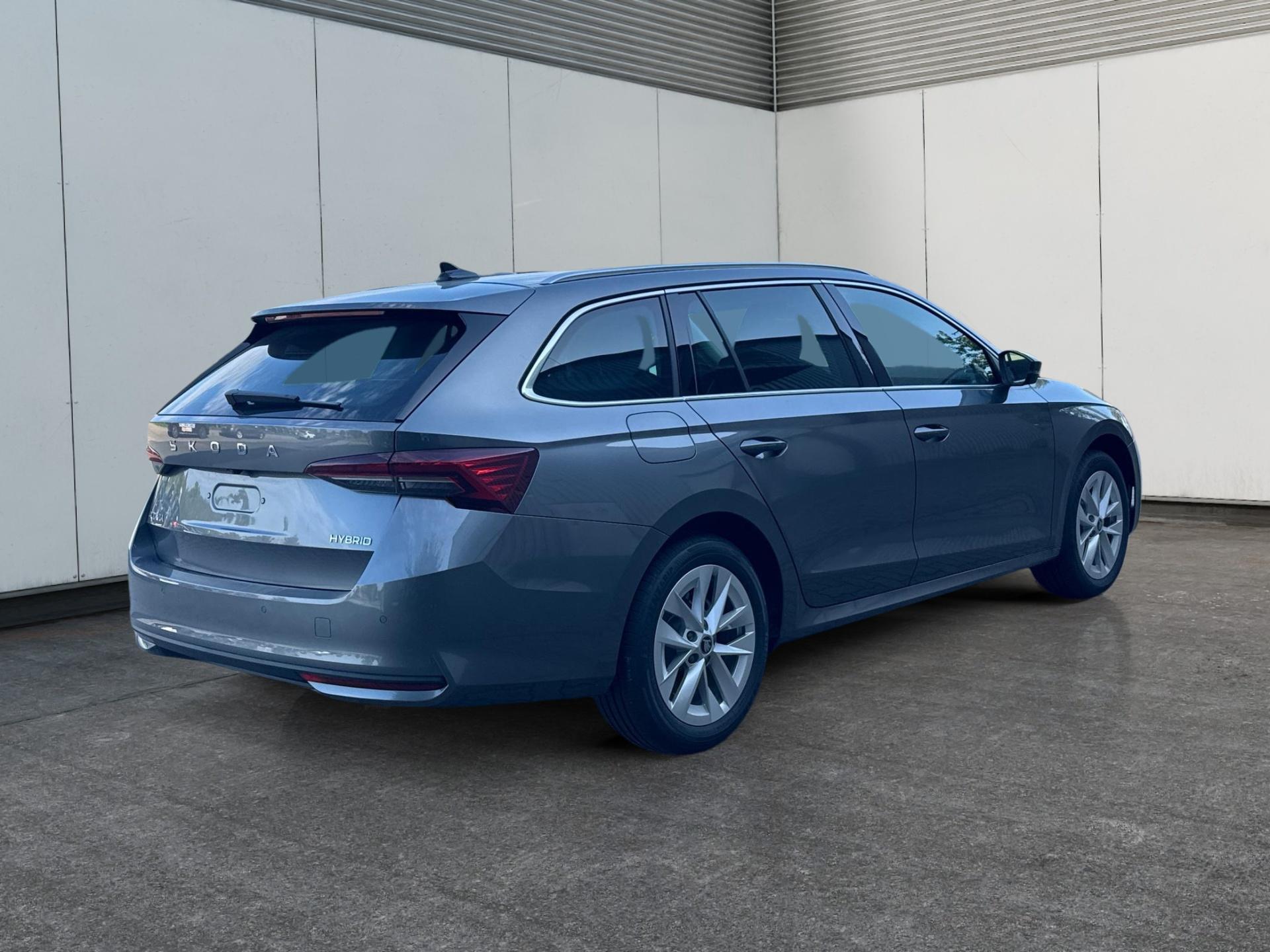 Skoda / Octavia Combi / Grau /  /  / ACC+AHK+eHK+KAM+PDC+LED+17 ALU+SHZ