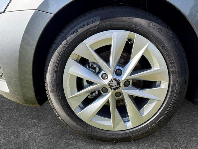 Skoda Octavia Combi Selection ACC+AHK+eHK+KAM+PDC+LED+17" ALU+SHZ 