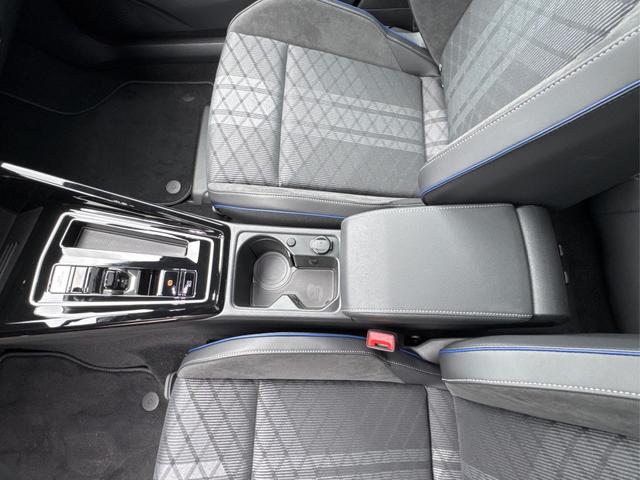 Volkswagen / Golf / Blau / / / PANO+LED-PLUS+ACC+SHZ+KEYLESS+KAMERA+18 ALU, Beispielbilder, ggf. teilweise mit Sonderausstattung