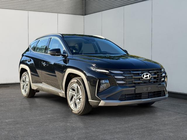 Hyundai / TUCSON / Schwarz / / / NAVI+KAMERA+SHZ+LED+TEMPOMAT+17 ALU+PDC, Bild dient zur Illustration und zeigt aufpreispflichtige Sonderausstattung. "Die Herstellergarantie beginnt bei EU-Fahrzeugen bereits bei Auslieferung vom ausl&auml;ndischen Lieferanten und kann um mehr als 14 Tage verk&uuml;rzt sein.