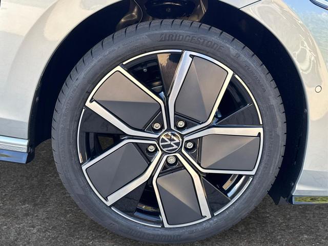 Volkswagen / Golf / Silber / / / LED-PLUS+ACC+SHZ+KEYLESS+KAMERA+18 ALU, Beispielbilder, ggf. teilweise mit Sonderausstattung