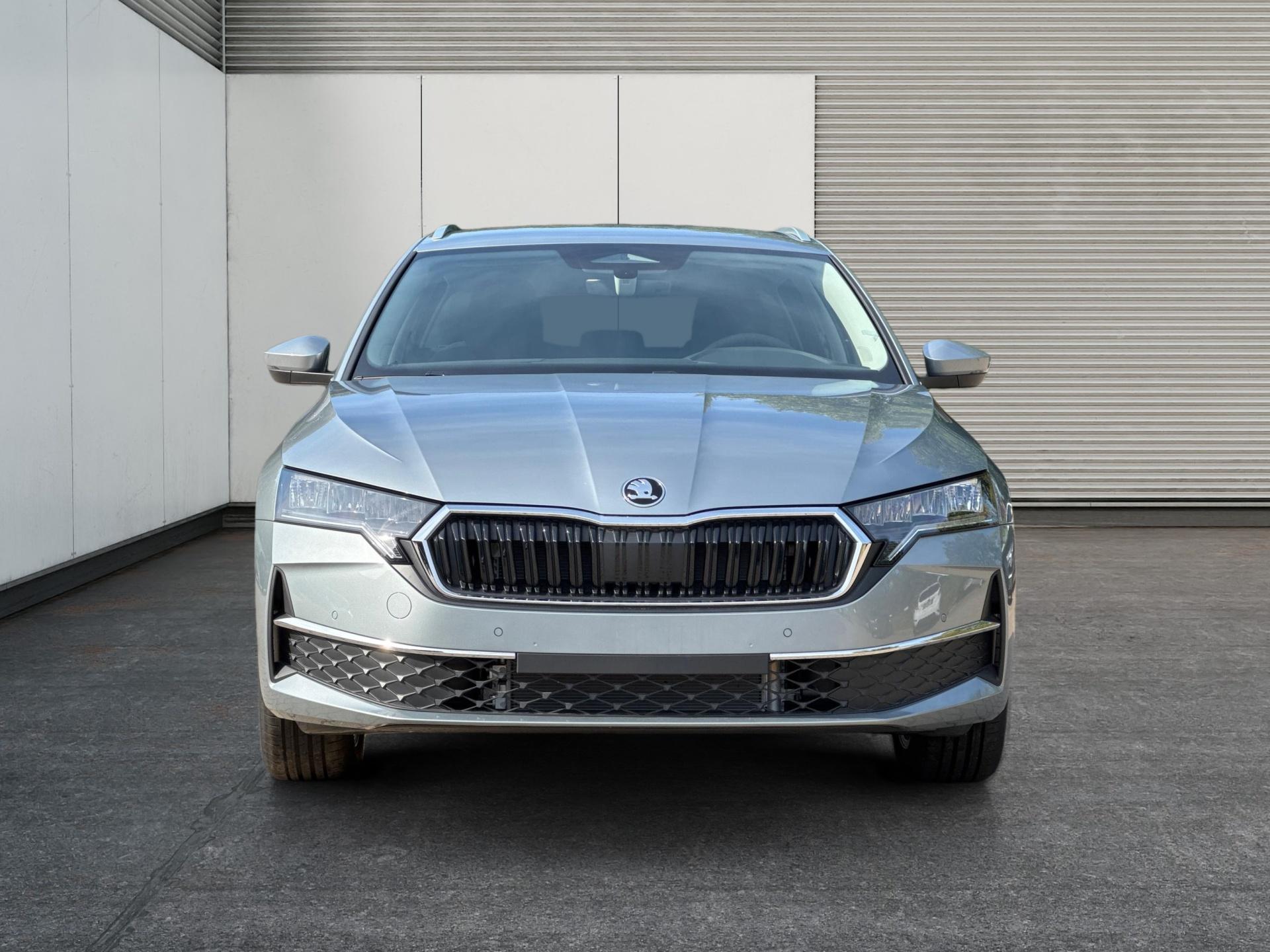 Skoda / Octavia Combi / Silber /  /  / ACC+AHK+eHK+KAM+PDC+LED+17ALU+SHZ