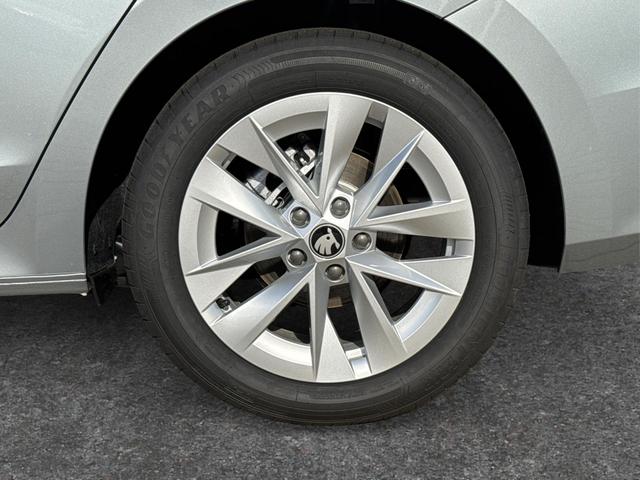 Skoda / Octavia Combi / Silber / / / ACC+AHK+eHK+KAM+PDC+LED+17ALU+SHZ