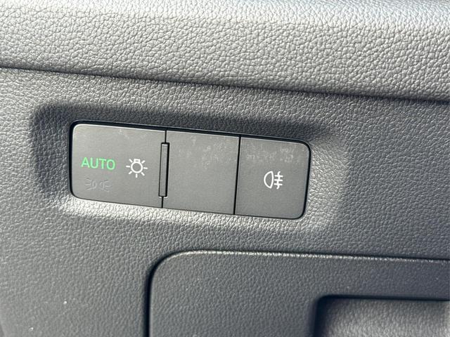 Skoda / Octavia Combi / Silber / / / ACC+AHK+eHK+KAM+PDC+LED+17ALU+SHZ