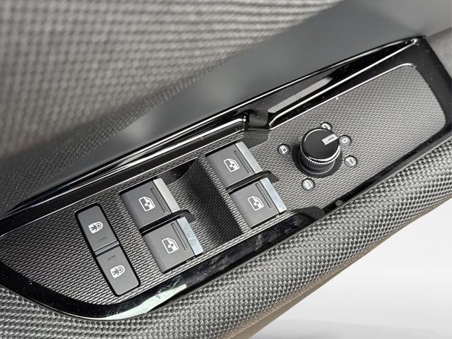 Audi / Q3 / Gr&uuml;n / / / AHK+KAMERA+NAVI+EL. HECKKL.+LED+17'LM