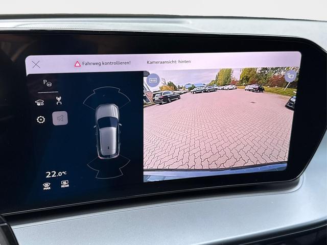 Audi / Q3 / Gr&uuml;n / / / AHK+NAVI+PANO+KAMERA+EL. HECKKL.+LED+18'LM