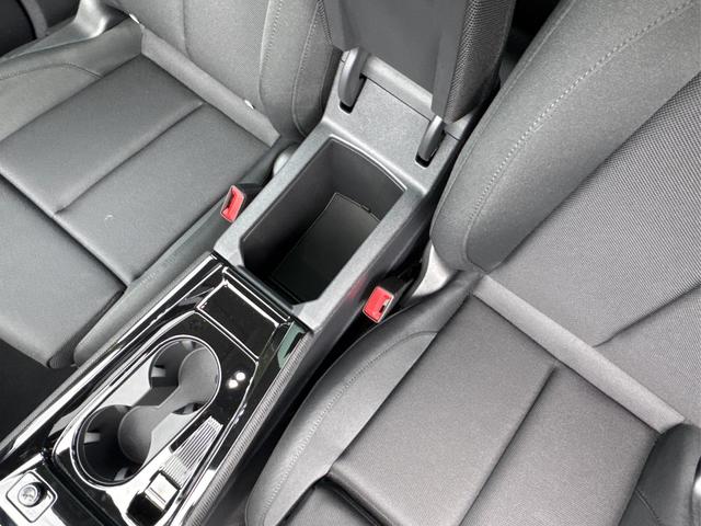Audi / Q3 / Gr&uuml;n / / / AHK+NAVI+PANO+KAMERA+EL. HECKKL.+LED+18'LM