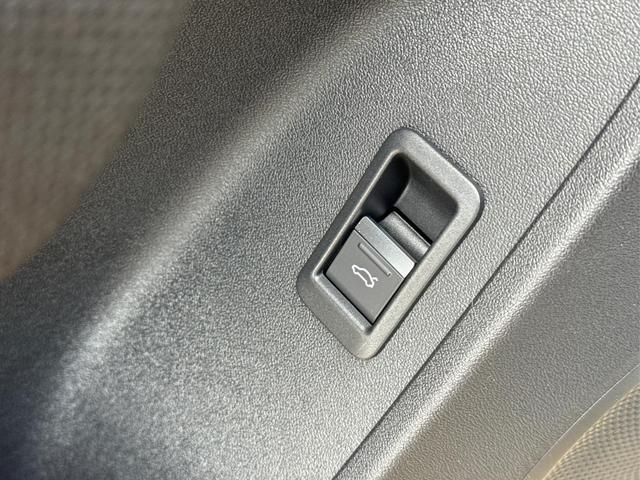 Audi / Q3 / Gr&uuml;n / / / AHK+NAVI+PANO+KAMERA+EL. HECKKL.+LED+18'LM